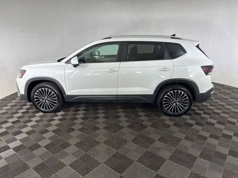 Used 2025 Volkswagen Taos SE FWD image 7