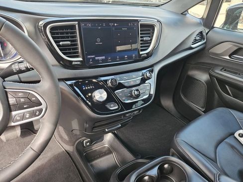 Used 2025 Chrysler Pacifica Select image 20