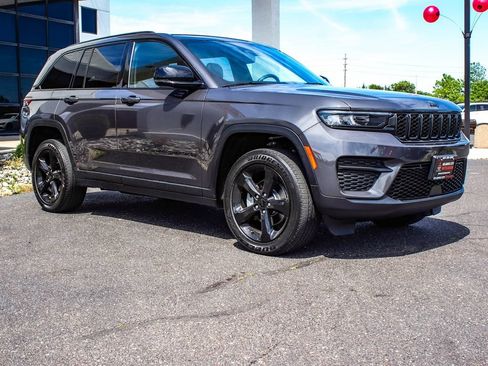 Used 2023 Jeep Grand Cherokee Altitude AWD/4WD image 3