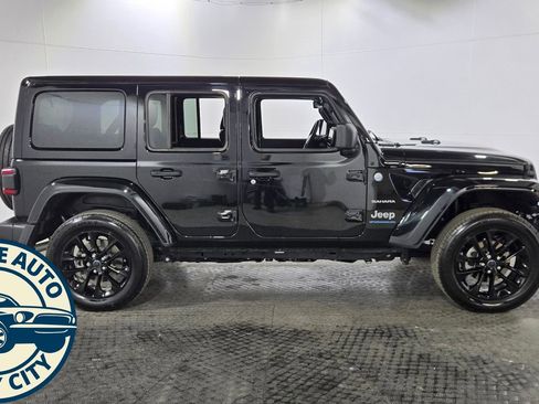 Used 2024 Jeep Wrangler Unlimited Sahara w/ Technology Group image 8