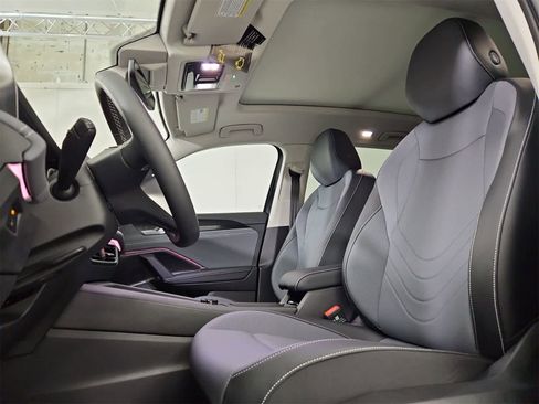 New 2025 Volkswagen Tiguan SE image 16