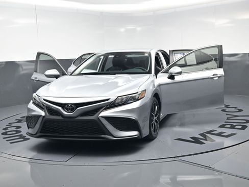 Used 2024 Toyota Camry SE image 21