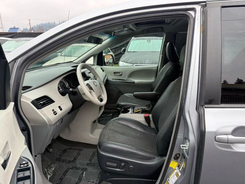 Used 2011 Toyota Sienna SE image 8