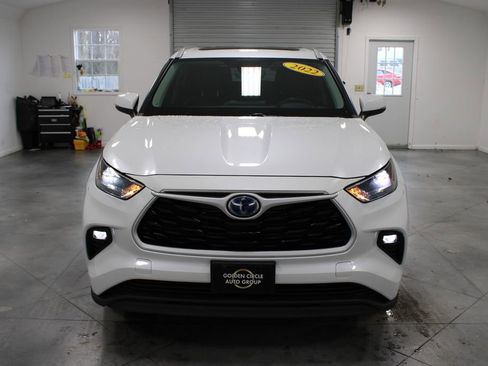 Used 2022 Toyota Highlander XLE image 3