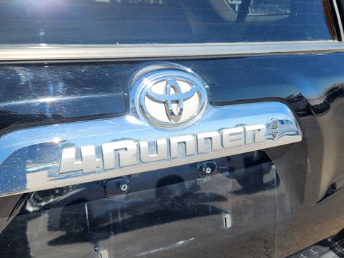 Used 2019 Toyota 4Runner Limited w/ Preferred Accessory Package AWD/4WD image 18