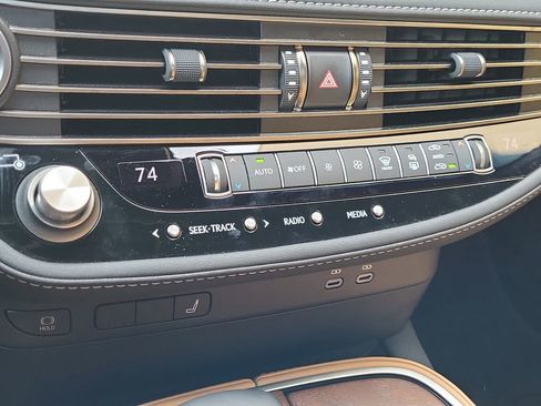 Used 2023 Lexus LS 500 w/ Accessory Package (Z2) image 19