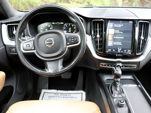 Used 2018 Volvo XC60 T5 Momentum w/ Vision Package image 15