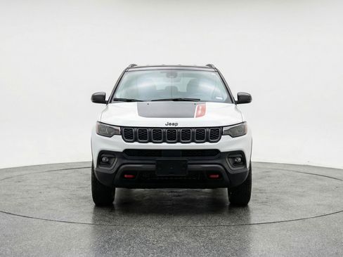 Used 2025 Jeep Compass Trailhawk AWD/4WD image 2