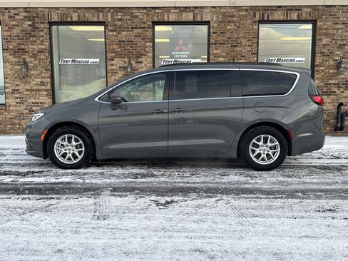Used 2022 Chrysler Pacifica Touring-L image 2
