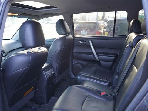 Used 2013 Toyota Highlander Plus FWD image 16
