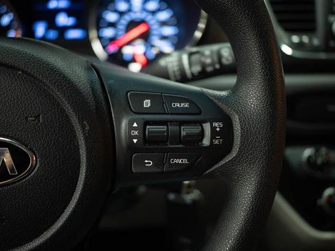Used 2020 Kia Sedona LX FWD image 25