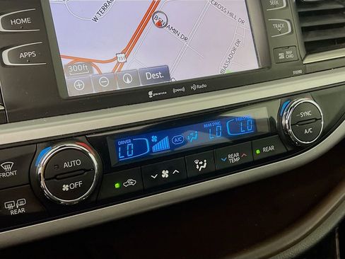 Used 2019 Toyota Highlander XLE AWD/4WD image 15