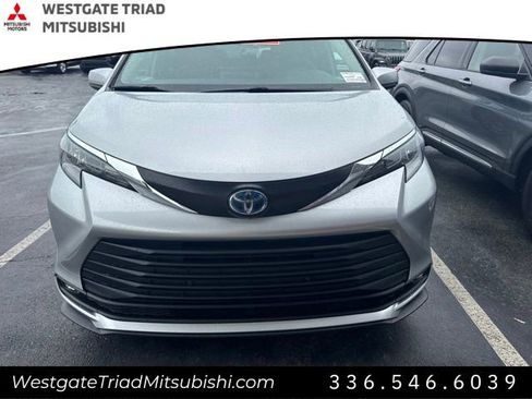 Used 2025 Toyota Sienna XLE FWD image 2
