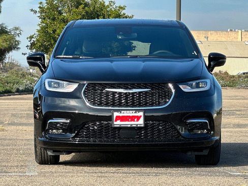 New 2026 Chrysler Pacifica Select image 2