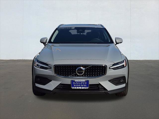 Certified 2025 Volvo V60 B5 Cross Country Ultra AWD/4WD image 2
