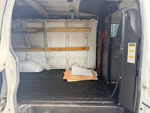 Used 2011 Chevrolet Express 2500 RWD image 16