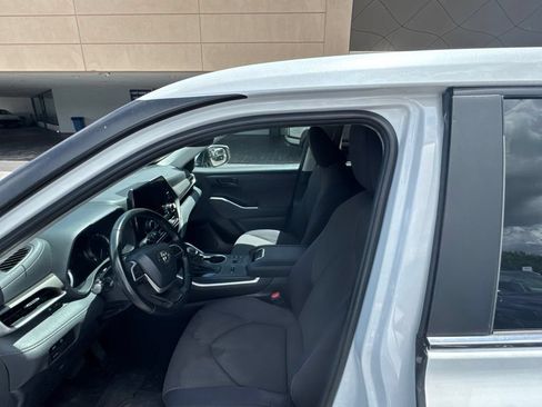 Used 2023 Toyota Highlander LE FWD image 23
