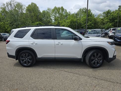 Used 2025 Honda Pilot Sport image 9