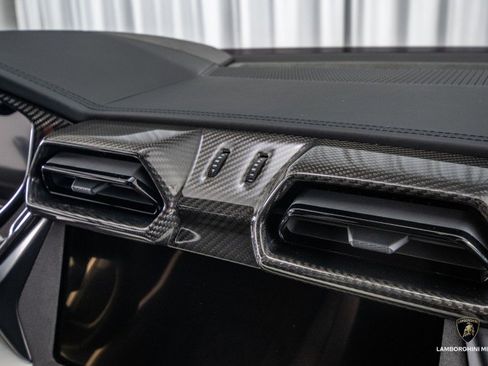 Used 2025 Lamborghini Urus SE image 63