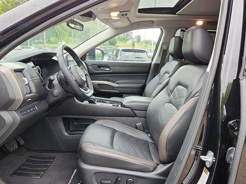 Used 2024 Nissan Pathfinder Platinum w/ Lighting Package (N93) AWD/4WD image 14