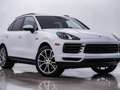 Certified 2023 Porsche Cayenne Platinum Edition image 8