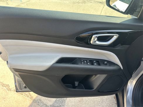 Used 2022 Jeep Compass Limited image 28