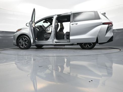 Certified 2025 Toyota Sienna Platinum image 52