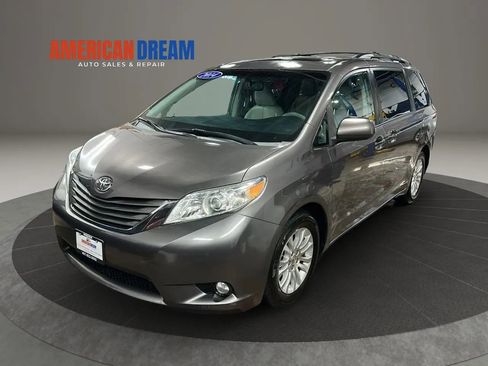 Used 2014 Toyota Sienna XLE FWD image 1