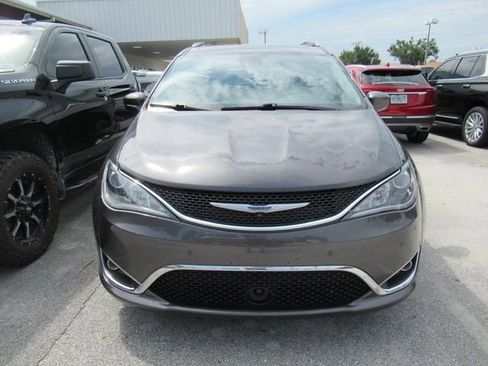 Used 2020 Chrysler Pacifica Touring-L Plus w/ Tire & Wheel Group FWD image 2