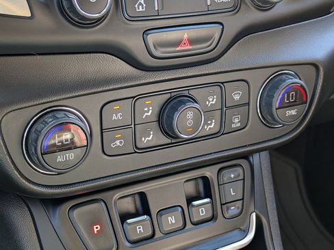 Used 2021 GMC Terrain SLT image 20