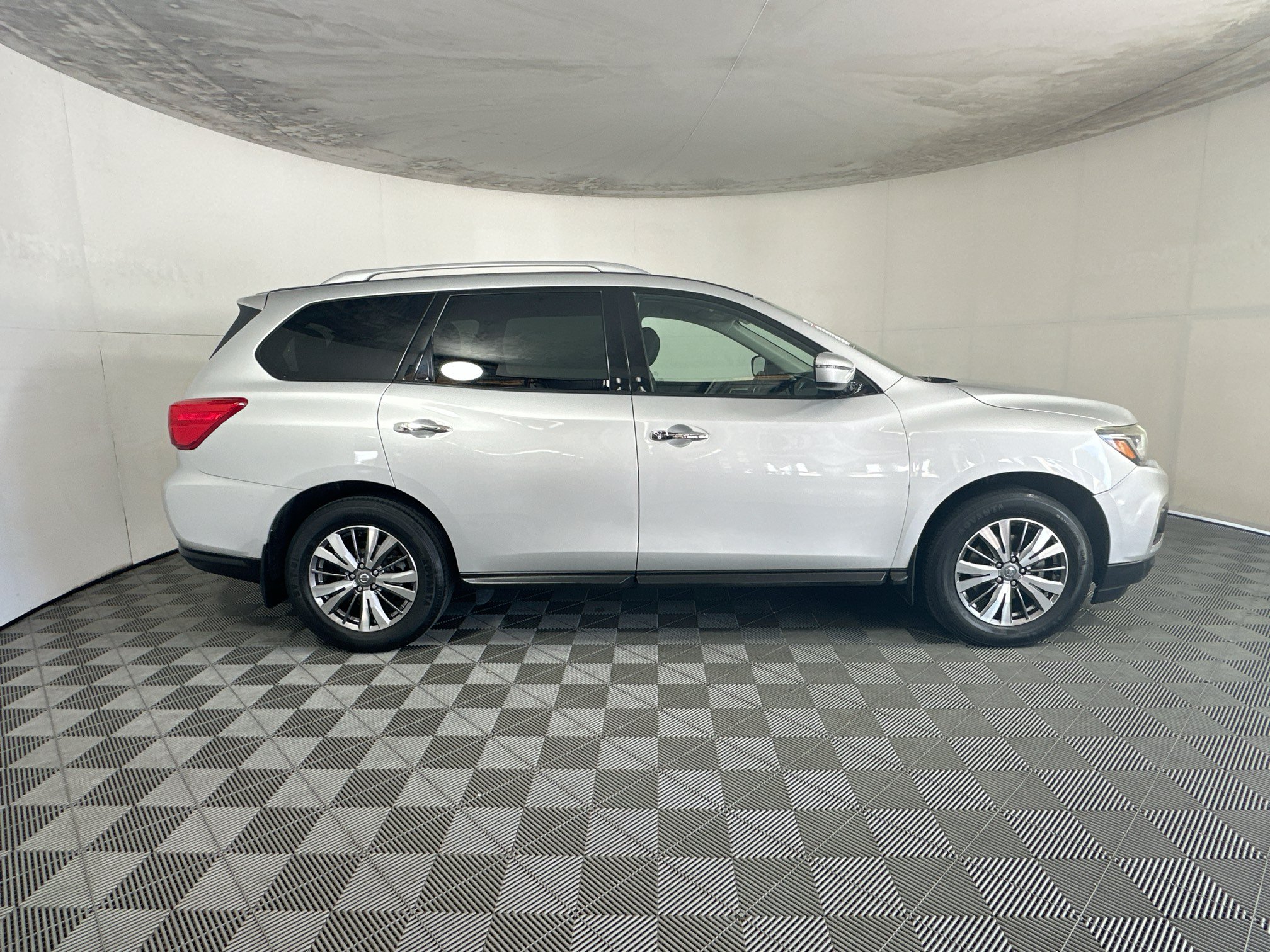 Used 2020 Nissan Pathfinder S FWD image 2