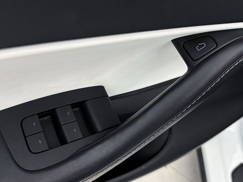 Used 2021 Tesla Model Y Long Range image 17