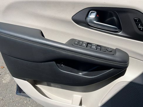 Used 2023 Chrysler Pacifica Touring-L FWD image 18