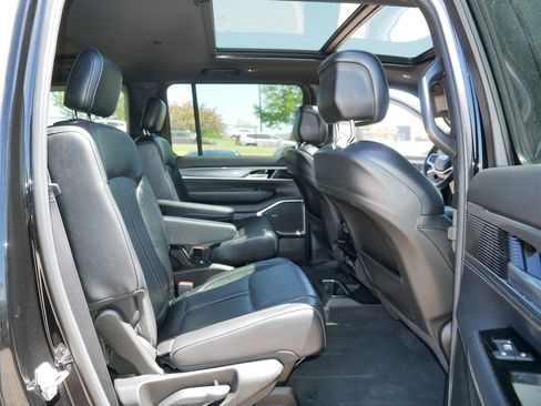 Used 2022 Jeep Wagoneer Series III AWD/4WD image 18
