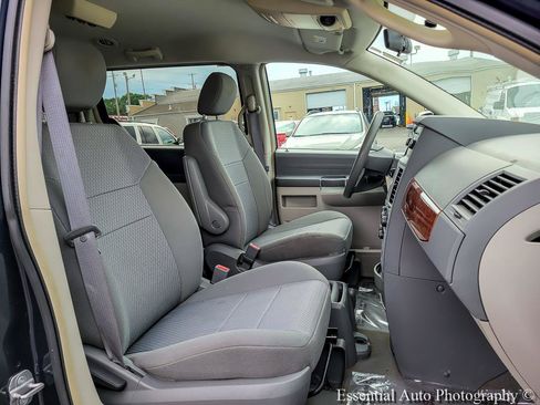 Used 2009 Chrysler Town & Country LX FWD image 27