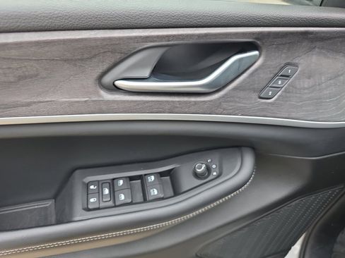 Used 2023 Jeep Grand Cherokee Limited image 23