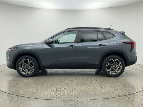 Used 2025 Chevrolet Trax LT FWD image 5