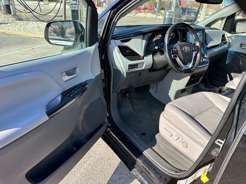 Used 2015 Toyota Sienna XLE Premium image 17