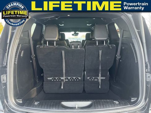 Used 2025 Chrysler Pacifica Select image 9