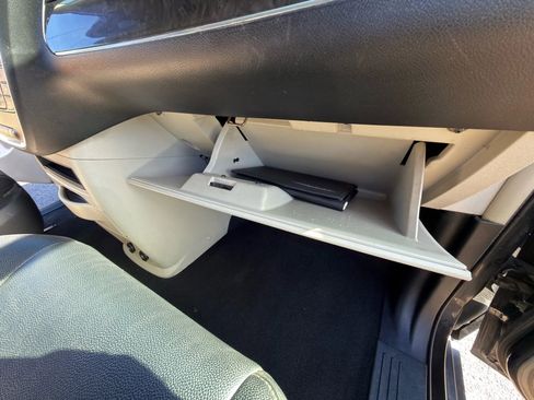 Used 2016 Chrysler Town & Country Touring image 5