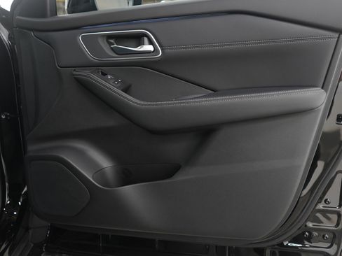 Used 2026 Nissan Rogue Platinum w/ Platinum Premium Package image 9