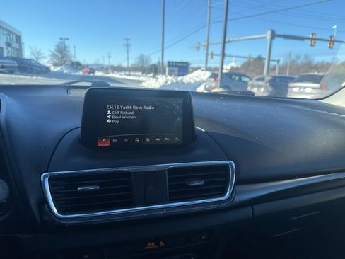 Used 2018 MAZDA MAZDA3 Grand Touring image 11