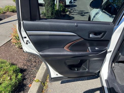 Used 2018 Toyota Highlander Limited Platinum AWD/4WD image 15