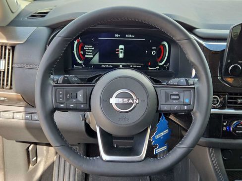 Used 2024 Nissan Pathfinder Platinum FWD image 19