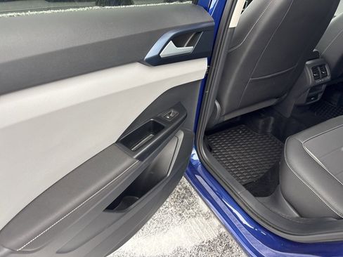 Used 2024 Volkswagen Taos SE image 11