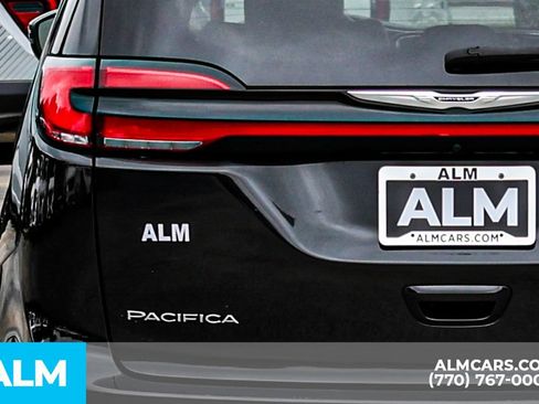 Used 2023 Chrysler Pacifica Touring-L FWD image 13
