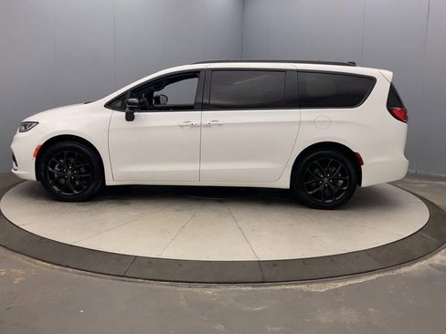 New 2026 Chrysler Pacifica Select w/ S Appearance Package image 2