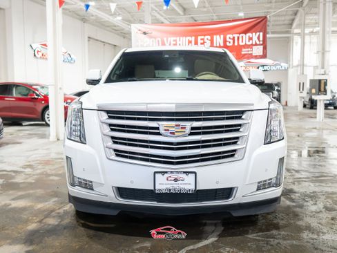 Used 2018 Cadillac Escalade ESV Platinum AWD/4WD image 2