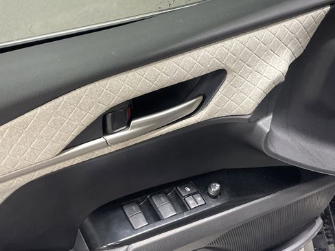 Used 2025 Toyota Camry XLE FWD image 15