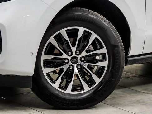 Used 2025 Ford Expedition Platinum image 3